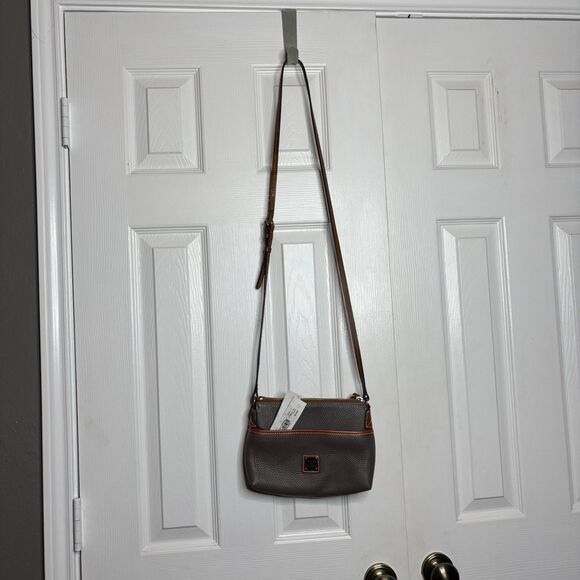 NWT Dooney & Bourke Pebbled Leather Taupe Crossbody Bag Brown Trim (OGP $128) - Picture 2 of 5